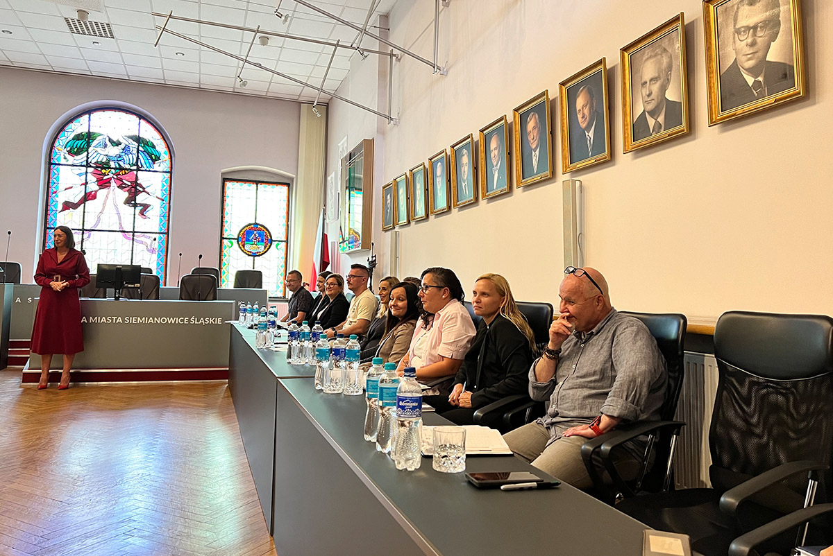 Uczestnicy spotkania projektu „REgeneracja Miast” podczas obrad w sali konferencyjnej.