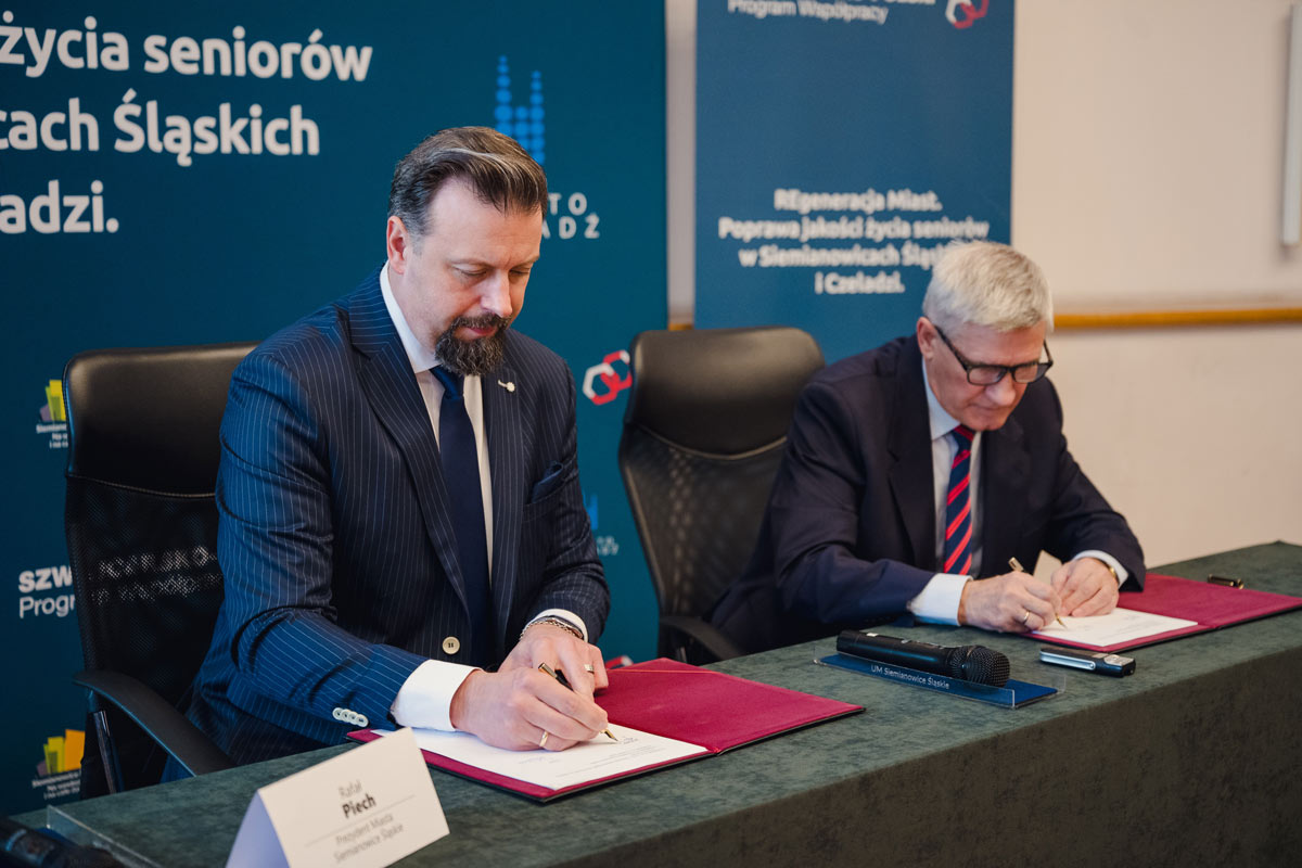 Prezydent Rafał Piech oraz burmistrz Zbigniew Szaleniec podpisują umowę partnerską.