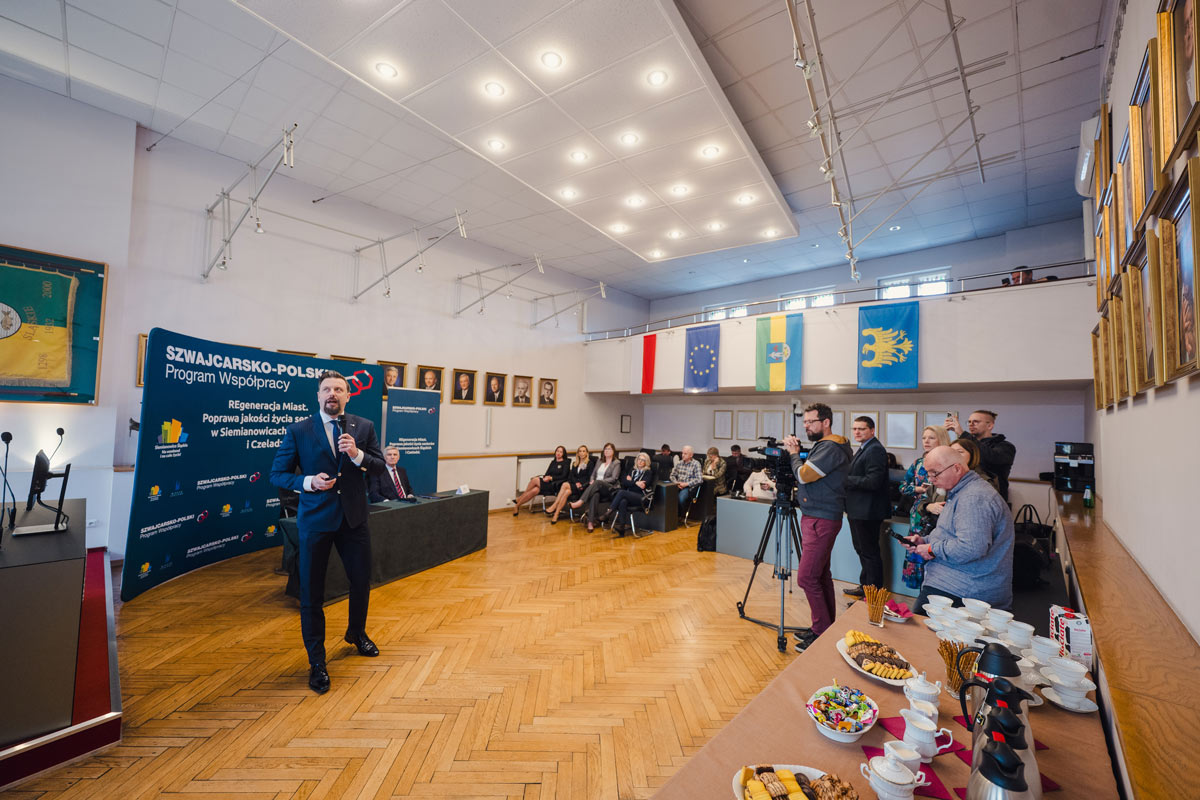 Prezydent Rafał Piech przemawia na środku sali.