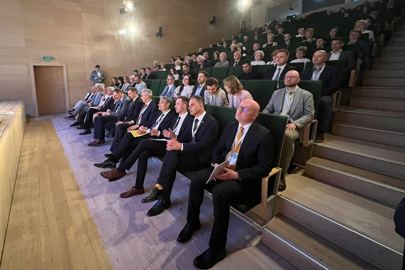 Prawie pełna widownia podczas wydarzenia REgeneracja Miast w Parku Tradycji.