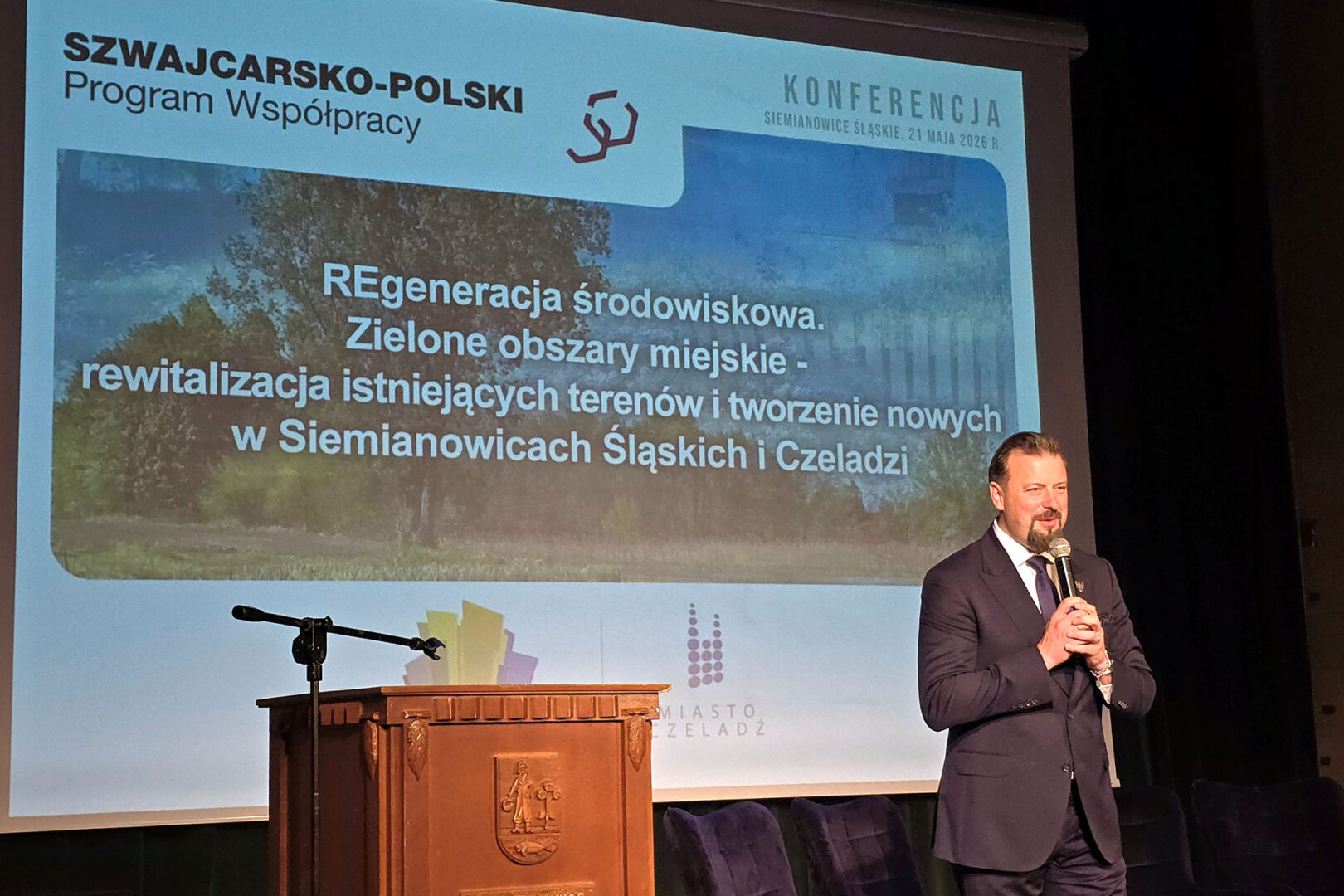 Prezydent Siemianowic Śląskich Rafał Piech przemawia na scenie.