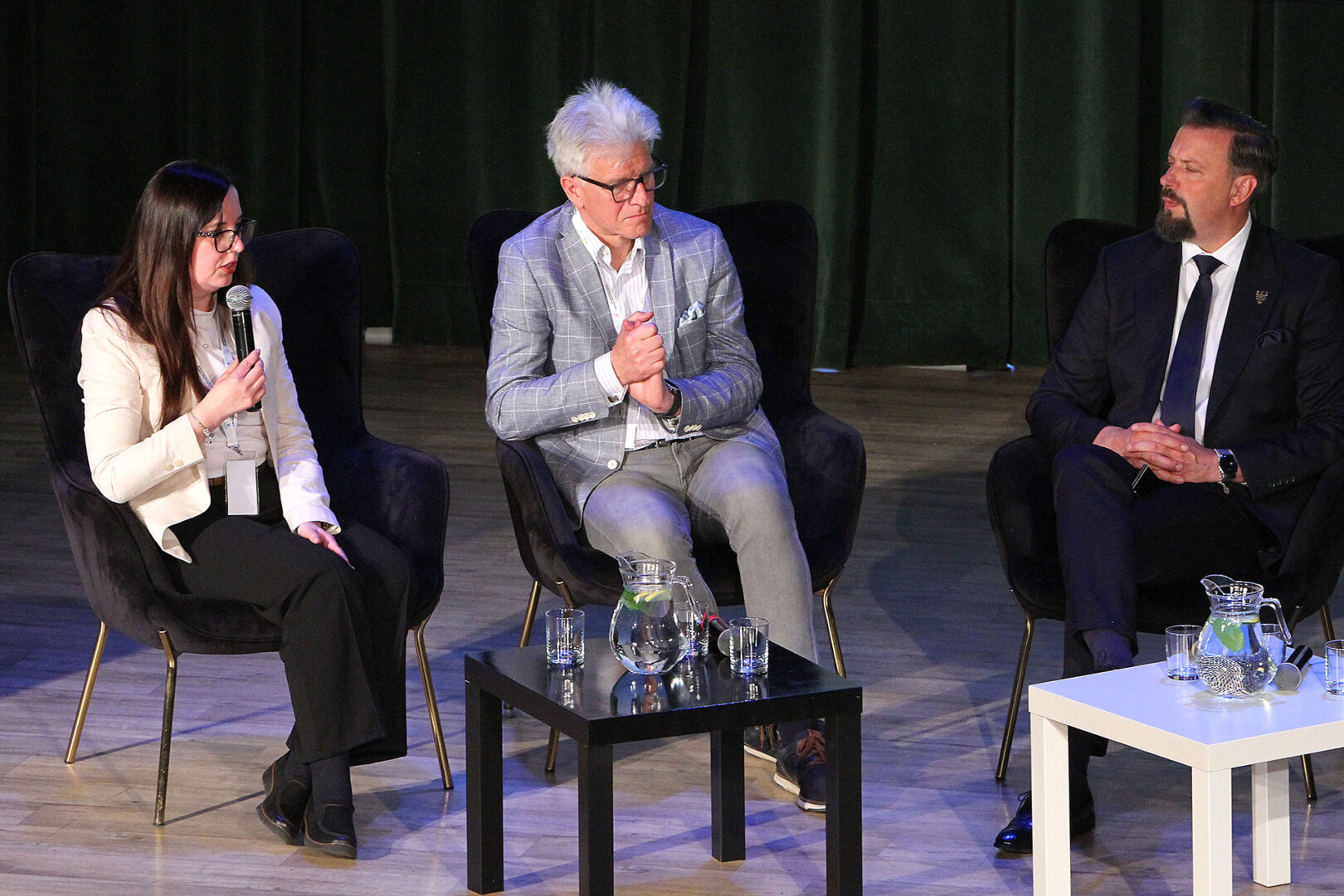 Uczestnicy panelu dyskusyjnego rozmawiają o działaniach realizowanych w ramach projektu REgeneracja Miast.