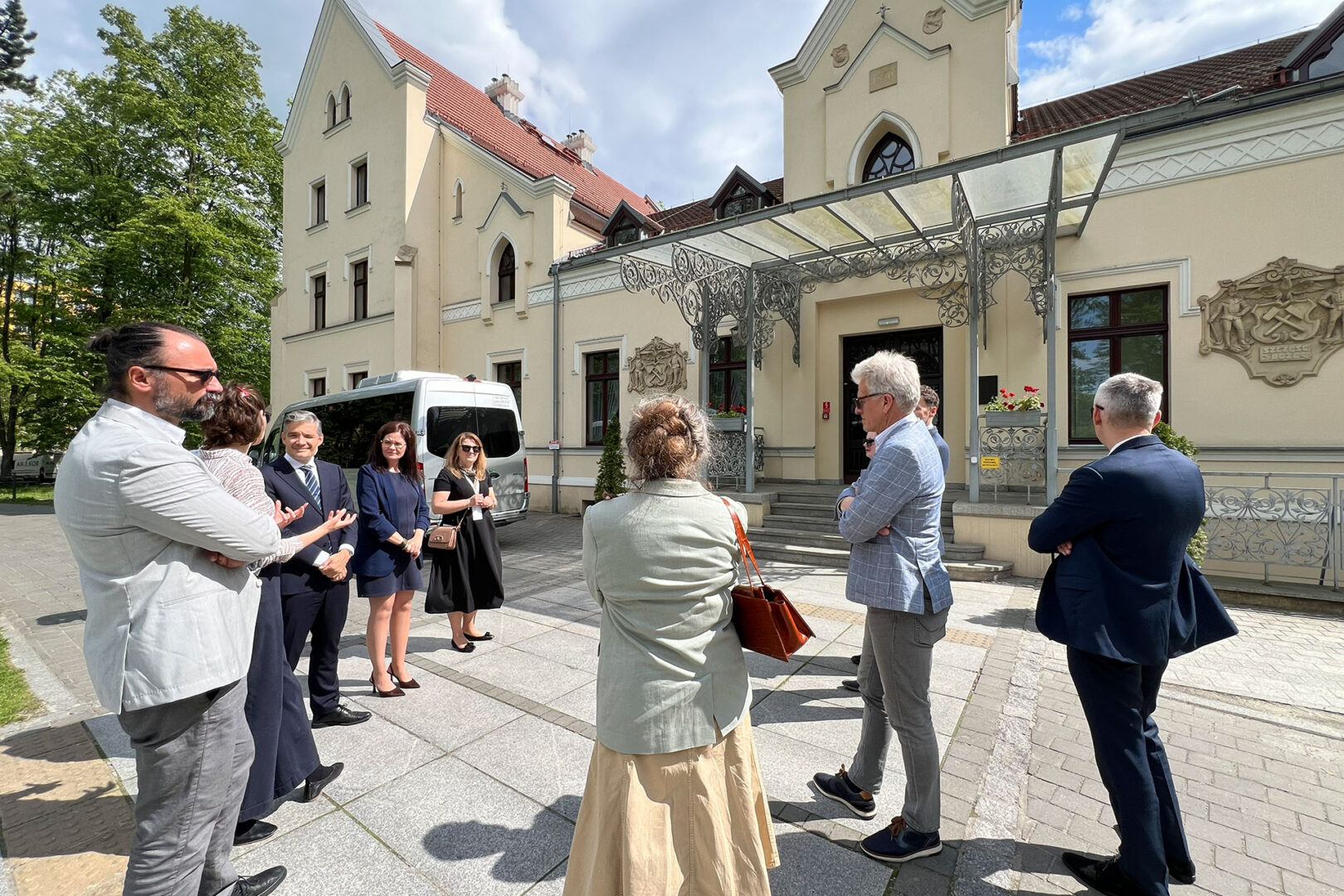 Uczestnicy wydarzenia podczas wizyty studyjnej na terenie zabudowy miejskiej.