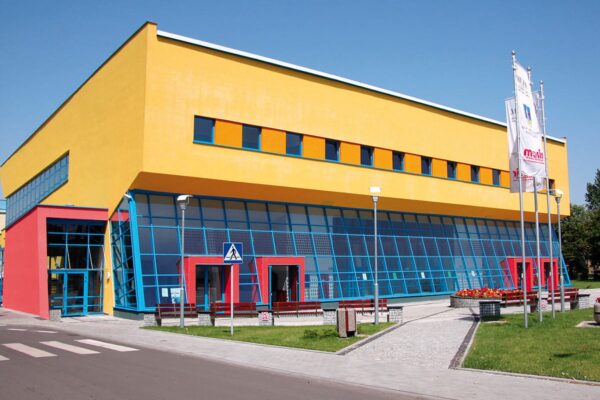 Żółto-niebieski budynek w Siemianowicach Śląskich.