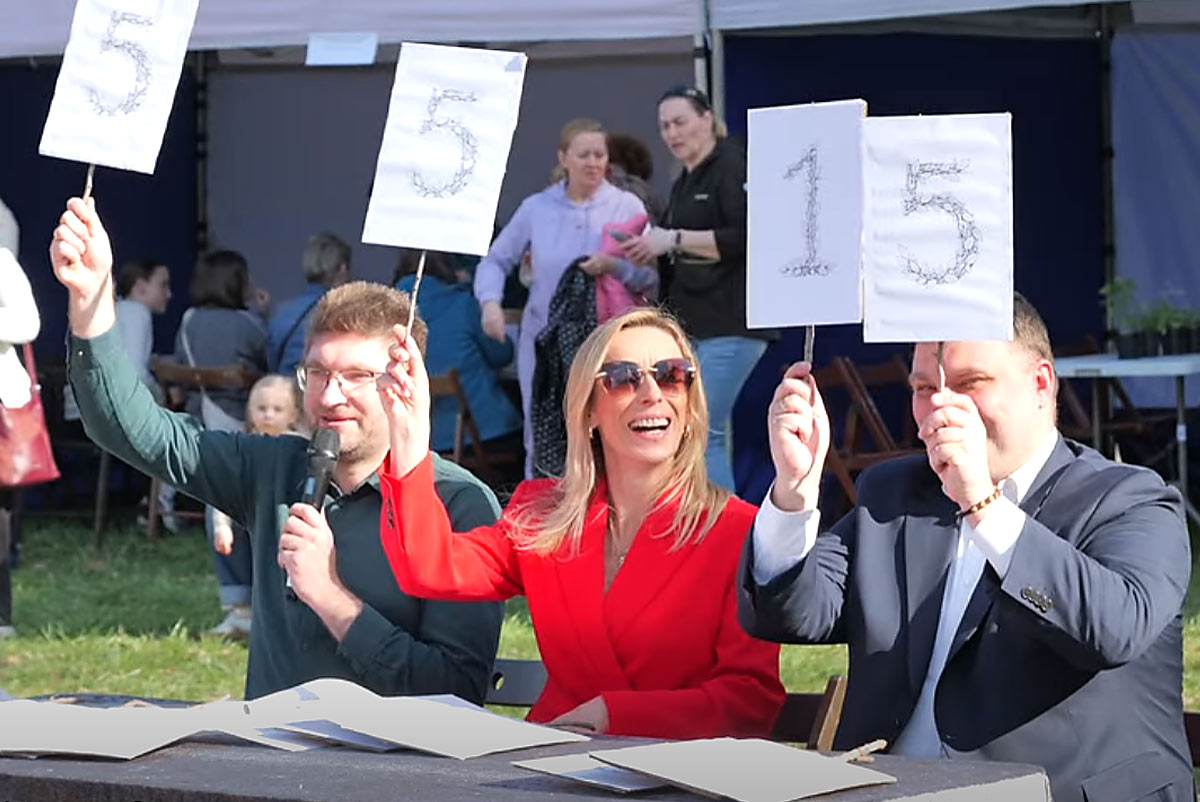 3-osobowe jury ocenia uczestników.
