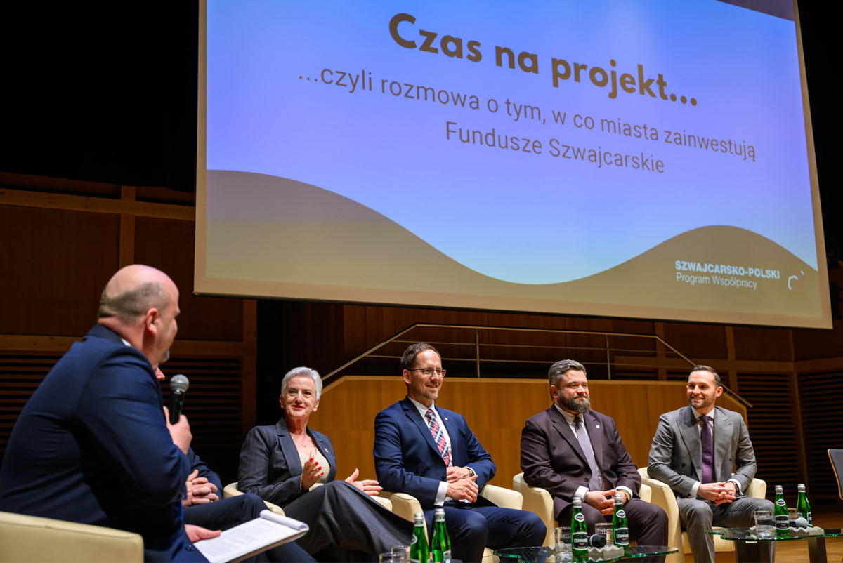 Panel dyskusyjny na tle planszy z napisem "Czas na projekt".